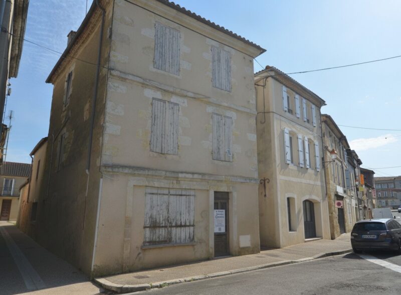 Exclusivité: immeuble (maison à usage d&rsquo;habitation avec garage et cour de 25m²) à rénover entièrement au coeur de la ville de Condom dans le Gers