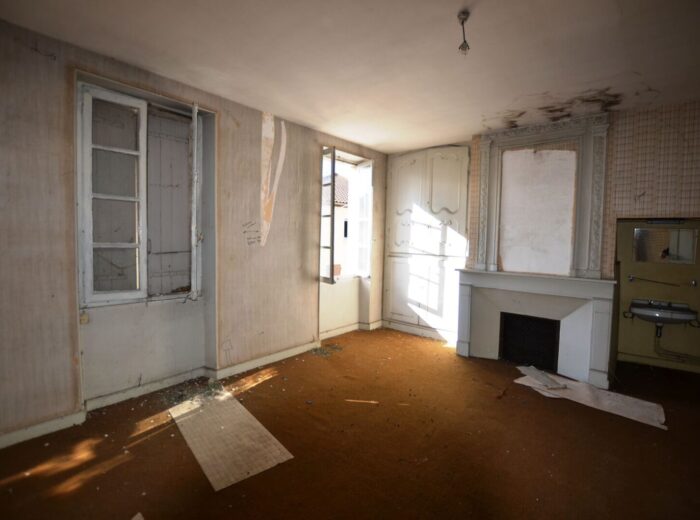 Exclusivité: immeuble (maison à usage d&rsquo;habitation avec garage… – Maison à rénover à Condom