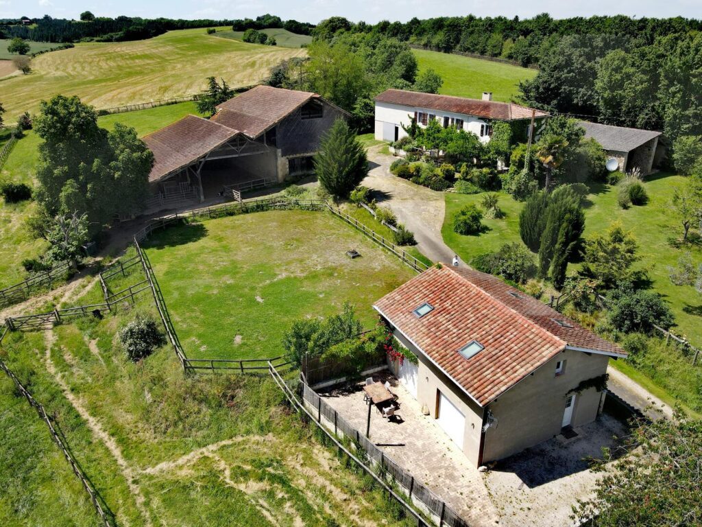 Très belle propriété au calme avec vues magnifiques, 2 maisons (fort… – Maison ancienne à MONTESQUIOU