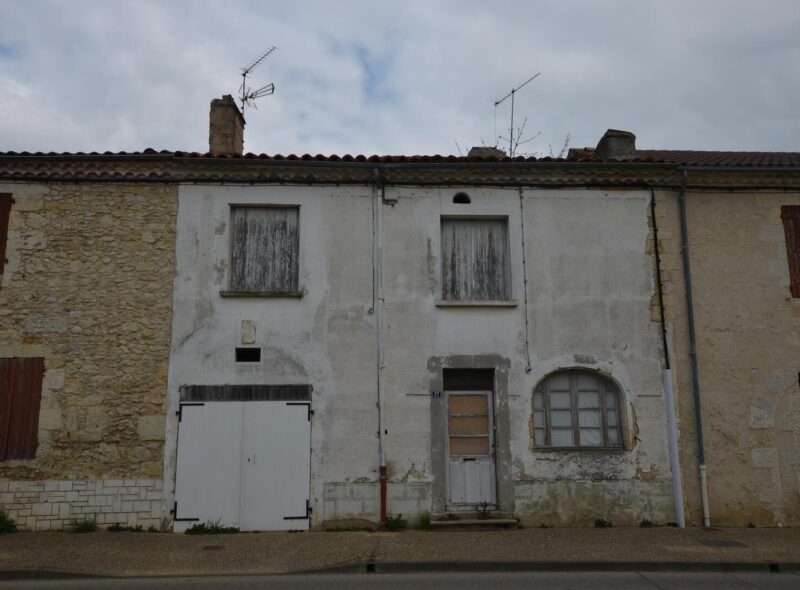 À vendre sur Vic-Fezensac, Gers: Maison à rénover entièrement (sauf la toiture qui est neuve) avec jardin et grand garage, proche des commodités