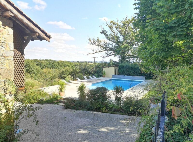 A vendre, secteur d&rsquo;Aignan, Gers: Une très belle occasion pour acheter un hameau avec 5 logements (maisons et gîtes), dépendances, piscine au sel. 4 hectares de terrain avec des vignes. Très au calme