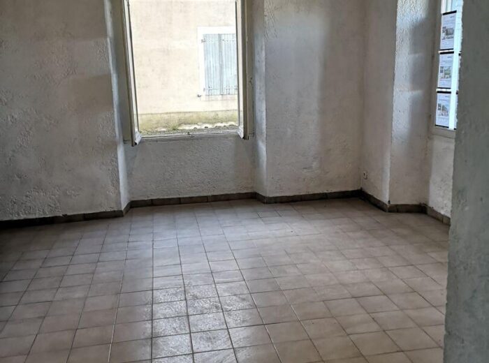 A vendre dans le village de Bassoues, Gers: Maison avec 3 chambres… – Maison ancienne à Bassoues