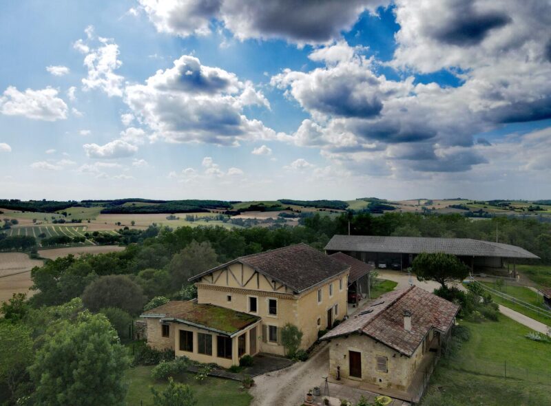 Propriété à vendre, Gers: DPE A Propriété équestre (ou propriété privée) sur son promontoire, très au calme, vues exceptionnelles. Deux maisons, nombreuses dépendances, installations équestres, terrain de 16,8 hectares