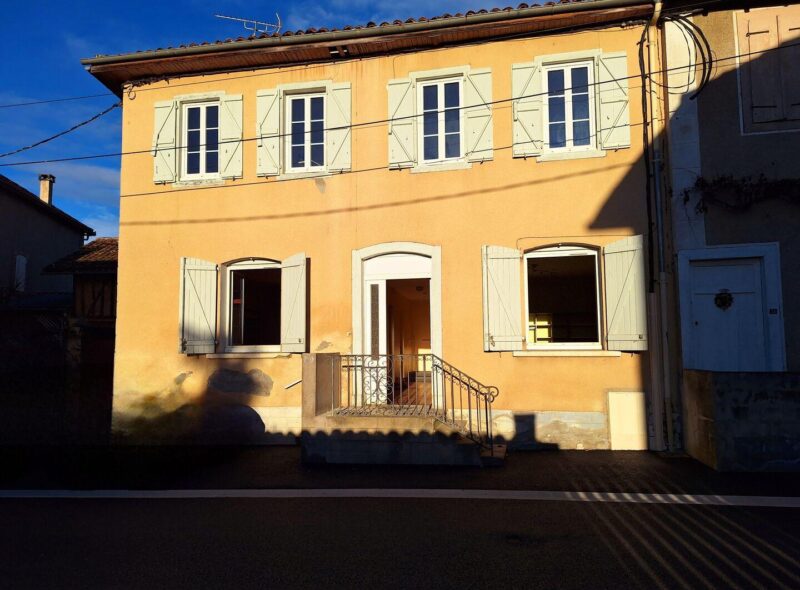 A vendre dans les Hautes-Pyrénées (65): située au cœur d&rsquo;un charmant village, cette maison avec jardin et cour a été divisée en deux appartements, chacun avec un excellent potentiel locatif