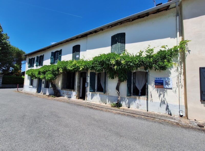 Prix en baisse! Proche de Galan, Hautes-Pyrénées: deux maisons de village très spacieuses avec un grand garage et terrain, au cœur d&rsquo;un village pittoresque. Une opportunité à ne pas manquer!