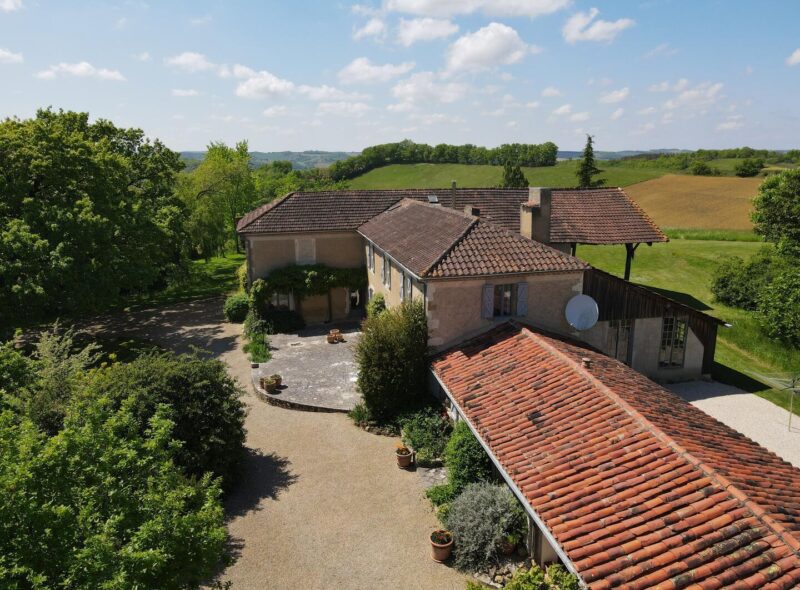 A vendre secteur d&rsquo;Auch: Sur une crête, maison gasconne avec environ 1ha de jardin bien entretenu, y compris un étang, a des vues incroyables, une belle terrasse et pas de voisins. Tranquillité et intimité assurées.