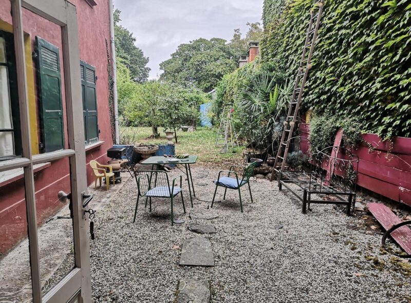 Prix en baisse! A vendre, maison de village dans le Gers : Spacieuse propriété, 3 chambres avec jardin, à quelques pas de toutes les commodités. Des travaux de rénovation sont nécessaires