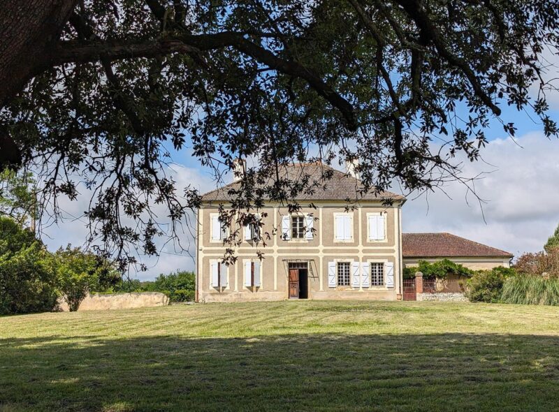A vendre, Vic-Fezensac, Gers : Magnifique maison de maître authentique avec des beaux volumes et éléments d&rsquo;époque, grandes dépendances, allée privée bordée d&rsquo;arbres et parc de 1,9ha