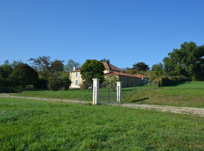 A vendre, Gers : Belle maison gasconne sur terrain avec prairies de… – Maison ancienne à Vic-Fezensac