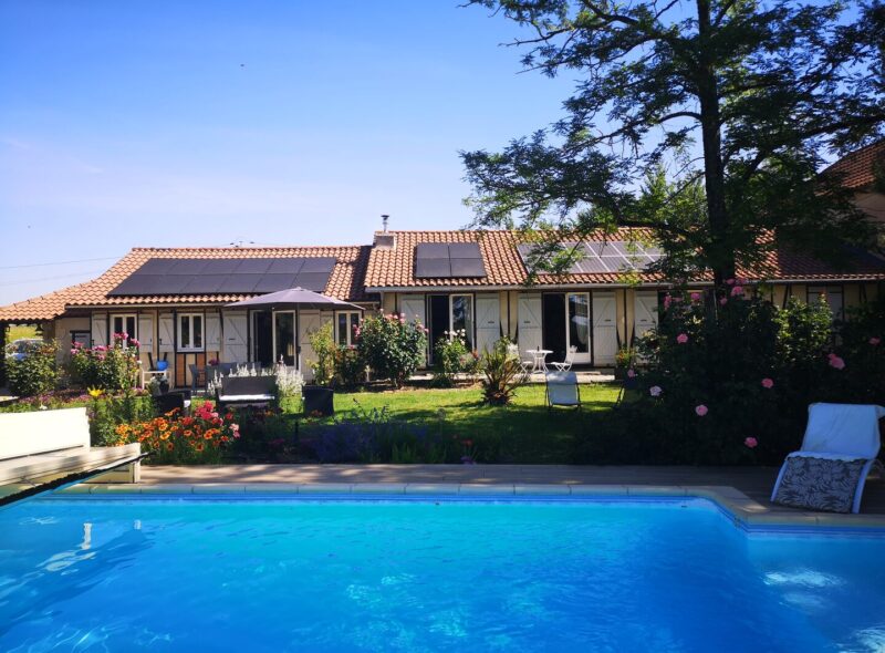 À vendre secteur de Vic Fezensac: Superbe vue sur les Pyrénées pour cette propriété magnifiquement entretenue avec piscine, chauffage au sol et panneaux photovoltaïques. Jardin arboré et dépendance