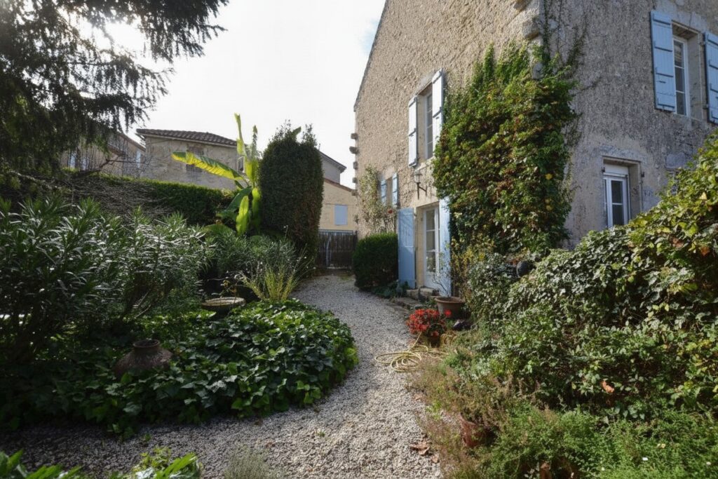 A vendre, Gers : Ancien presbytère entièrement rénové au coeur… – Moulin ou presbytère à MONTREAL DU GERS