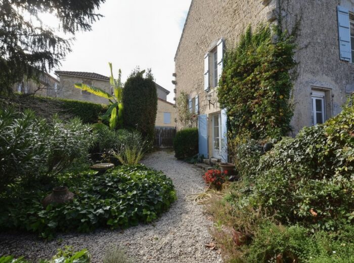 A vendre, Gers : Ancien presbytère entièrement rénové au coeur… – Moulin ou presbytère à MONTREAL DU GERS