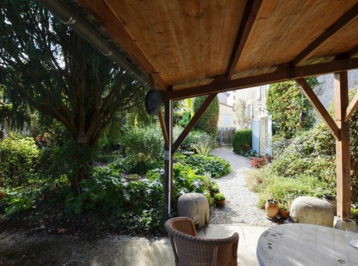 A vendre, Gers : Ancien presbytère entièrement rénové au coeur… – Moulin ou presbytère à MONTREAL DU GERS