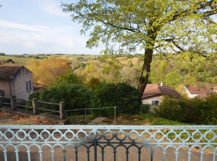 A vendre, Gers : Ancien presbytère entièrement rénové au coeur… – Moulin ou presbytère à MONTREAL DU GERS