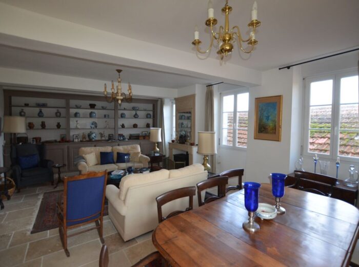 A vendre, Gers : Ancien presbytère entièrement rénové au coeur… – Moulin ou presbytère à MONTREAL DU GERS