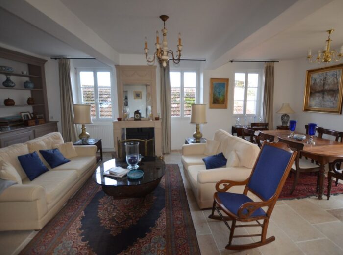 A vendre, Gers : Ancien presbytère entièrement rénové au coeur… – Moulin ou presbytère à MONTREAL DU GERS