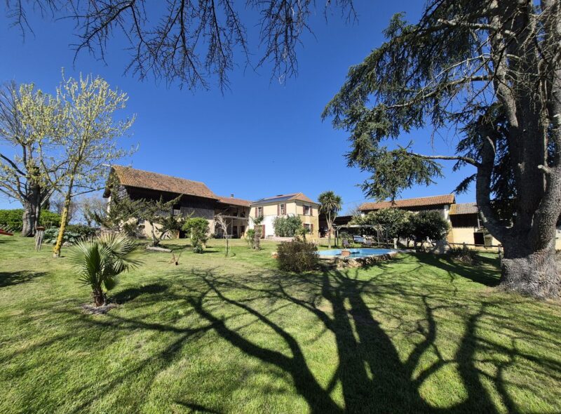 À vendre, Gers, proche de Trie-sur-Baïse: Maison gasconne de 1832 avec piscine, granges, terrasses et terrain de 5 hectares. Emplacement exceptionnel, avec vues sur la campagne vallonnée à 360° et la chaîne des Pyrénées