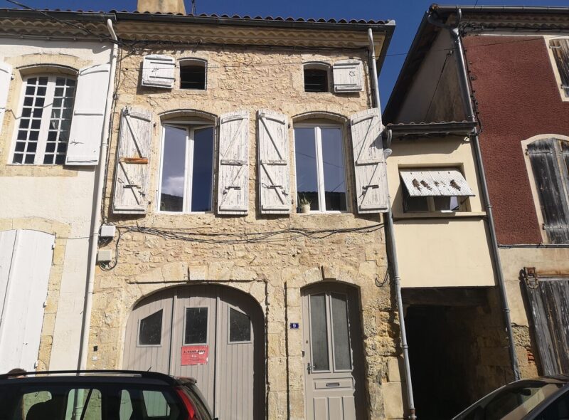 À vendre, Vic-Fezensac, Gers: maison de ville lumineuse avec 3 chambres, grand garage/atelier et grange une rue tranquille à seulement quelques pas du centre ville