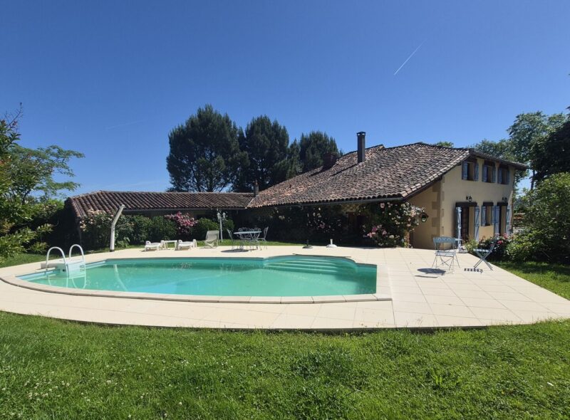 À vendre, proche Castelnau Magnoac (Hautes-Pyrénées): Belle maison gasconne rénovée avec palier en mezzanine, terrasses d&rsquo;été, atelier/garage et piscine, situé dans un jardin de 7 679 m² avec une vue sur les montagnes et la campagne