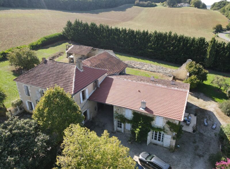 Superbe propriété à vendre en exclusivité près de Jégun, Gers, comprenant deux maisons (grange transformée et maison de maître), des étangs et des dépendances, le tout sur un magnifique parc d&rsquo;un hectare. Située à un peu plus d&rsquo;une heure de Toulouse