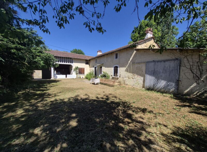 À vendre, proche de Tarbes (Hautes-Pyrénées): maison de plain-pied (ancienne fermette) à rénover avec grenier, garage, cour privée et jardin 1.856m². Cadre paisible dans un hameau rural