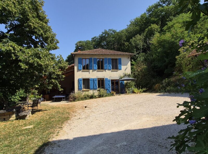 À vendre dans le Gers, proche de Castelnau-Magnoac: Maison gasconne dotée d&rsquo;une cuisine d&rsquo;été spacieuse, balcon-terrasse, granges et de parcelles boisées, sur un terrain de 24 772 m² (2,4ha). Situation calme, belles vues des montagnes