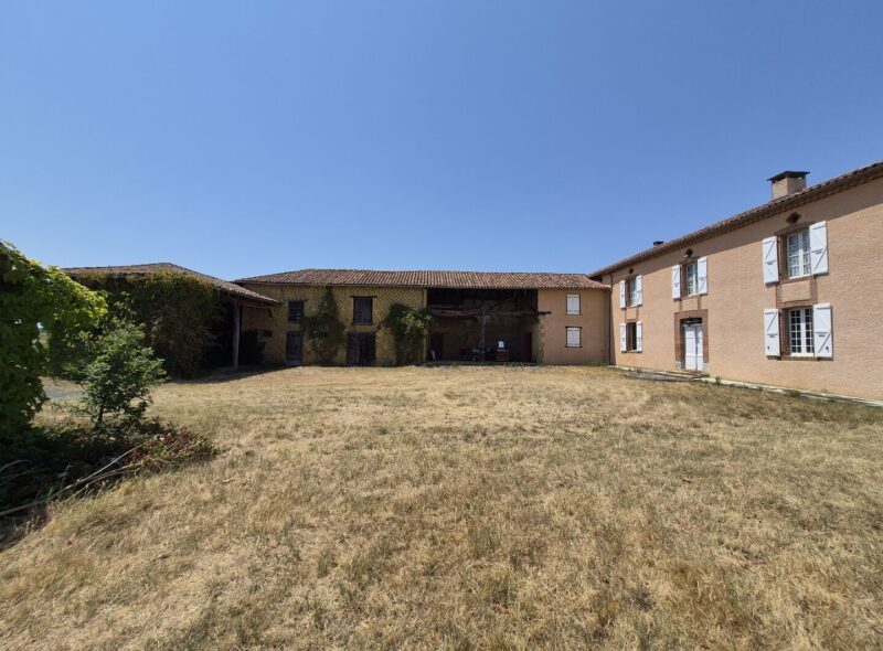 À vendre, proche Trie-sur-Baïse (Hautes-Pyrénées): maison gasconne avec grange, terrasse, porcherie, hangar, mare et terrain de 10 000 m² (1ha) offrant une vue sur les montagnes et la campagne. Situation calme et rurale