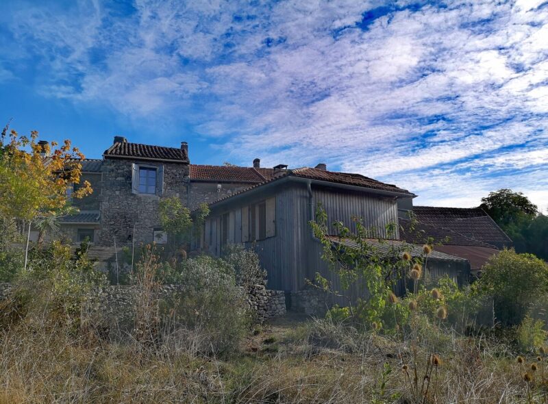 A vendre en exclusivité dans le Gers: Jolie maison de village en très bon état avec jardin située dans un village rural et plongée dans un environnement calme