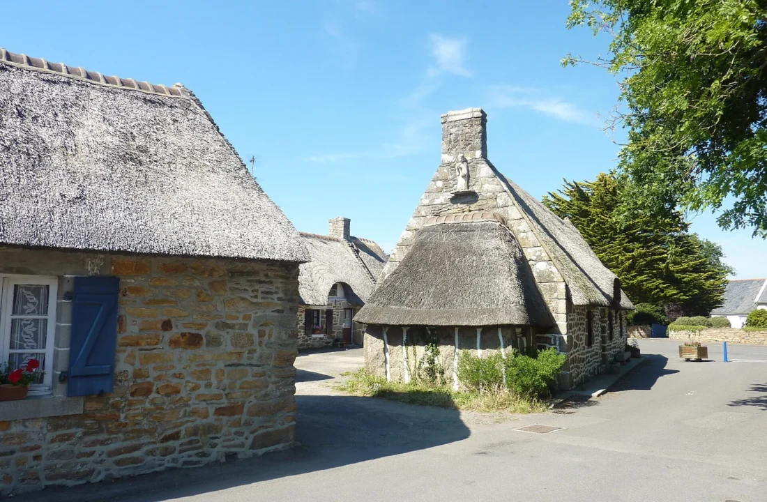 Chaumières du hameau de Kerascoët, à Névez. Illustration architecturale ; aucune activité de gîte n’est attestée par cette photographie.