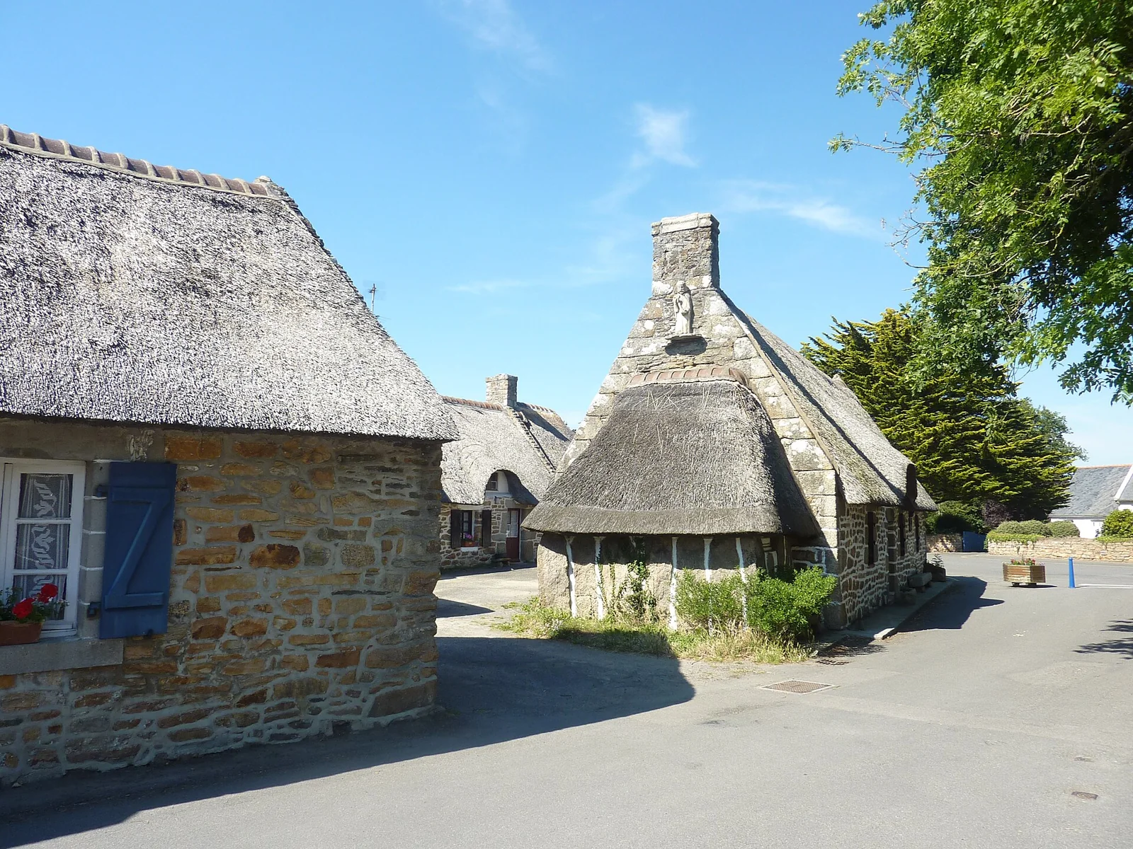 Chaumières du hameau de Kerascoët, à Névez. Illustration architecturale ; aucune activité de gîte n’est attestée par cette photographie.