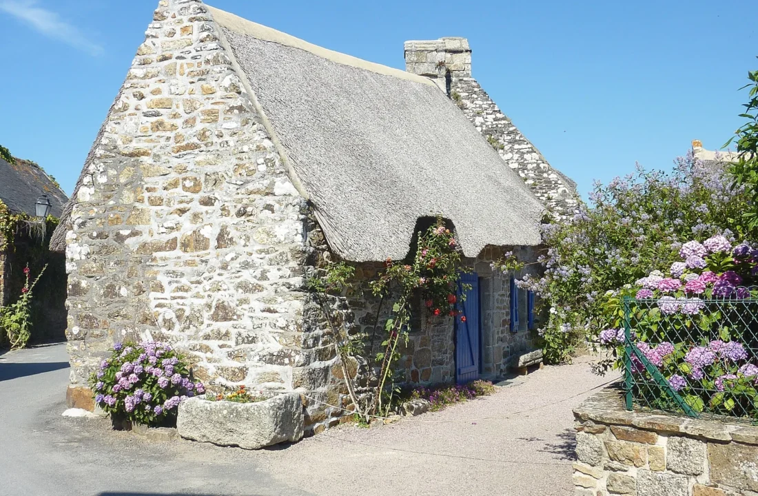 Chaumière du hameau de Kerascoët, à Névez : un exemple de bâti rural breton.