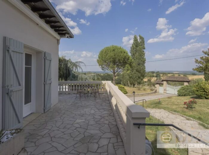 Magnifique propriété avec vues à 360° à 3 minutes du centre-ville de… – Maison ancienne à Caussade