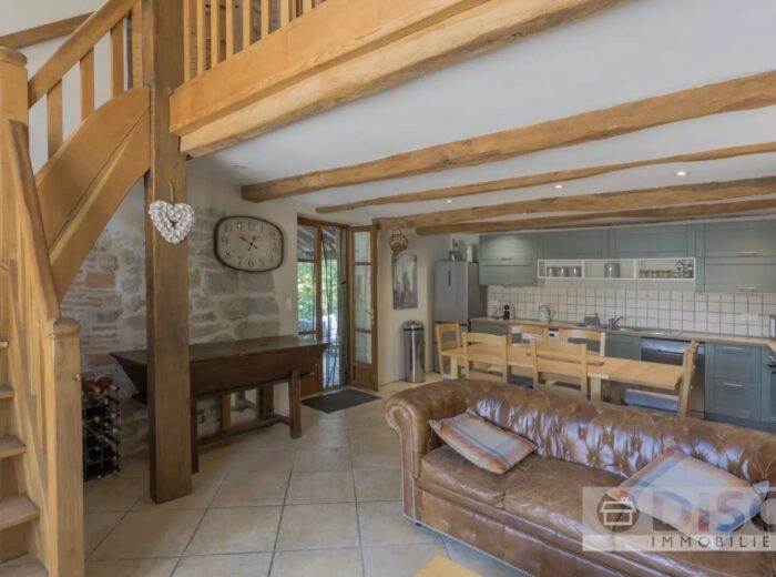 Charmante maison en pierre avec piscine et jardin privé de 2 450 m² – Maison en pierre à Varen