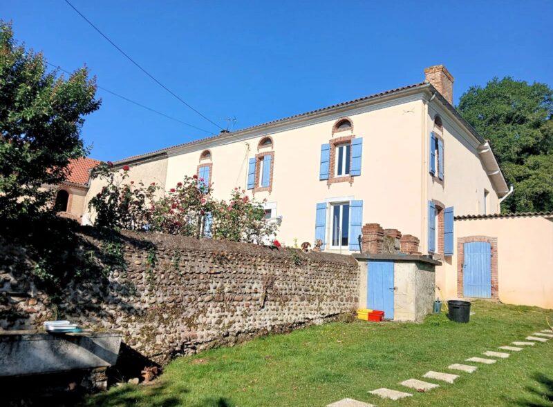 Maison ancienne avec dépendances à Vic-en-Bigorre