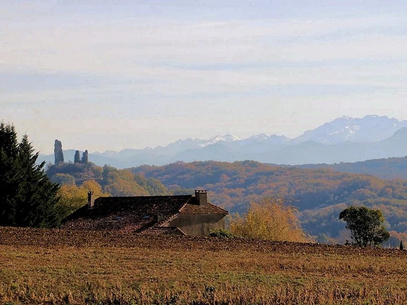 Une charmante ferme gasconne avec une vue imprenable sur les Pyrénées. – Maison ancienne à Laveraët