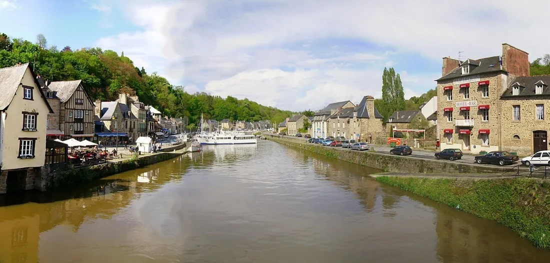 Le port de Dinan sur la Rance, photographié en 2008.