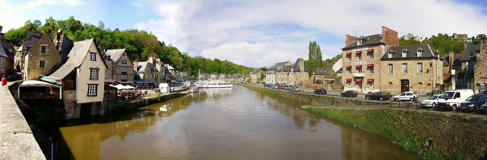 Le port de Dinan sur la Rance, photographié en 2008.