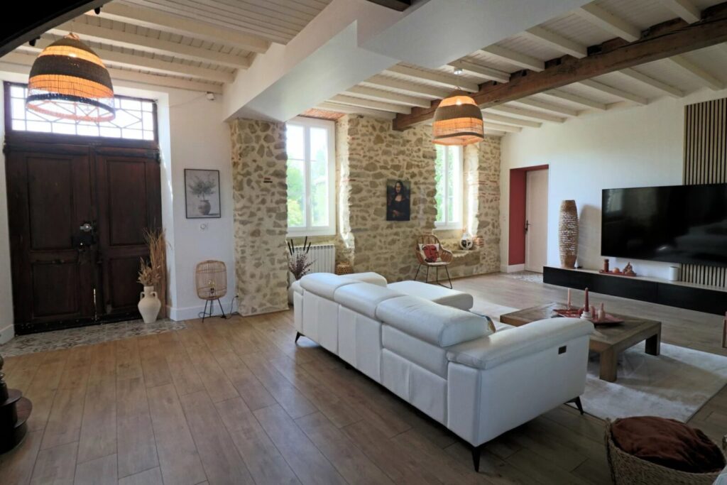 Maison de caractère rénovée, comprenant 3 chambres, avec piscine… – Maison de caractère à Marciac