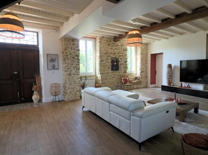 Maison de caractère rénovée, comprenant 3 chambres, avec piscine… – Maison de caractère à Marciac