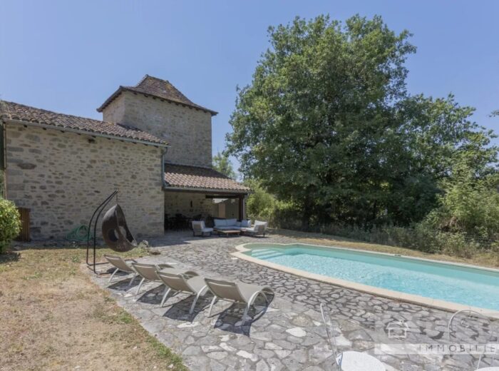 Charmante maison en pierre avec piscine et jardin privé de 2 450 m² – Maison en pierre à Varen