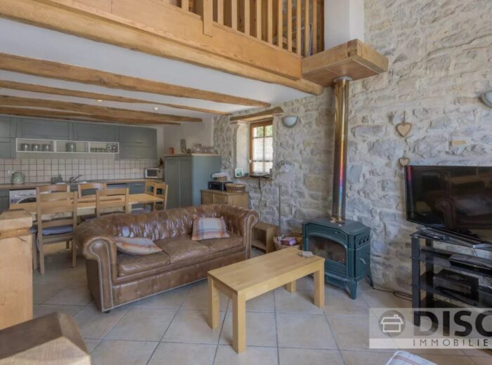Charmante maison en pierre avec piscine et jardin privé de 2 450 m² – Maison en pierre à Varen