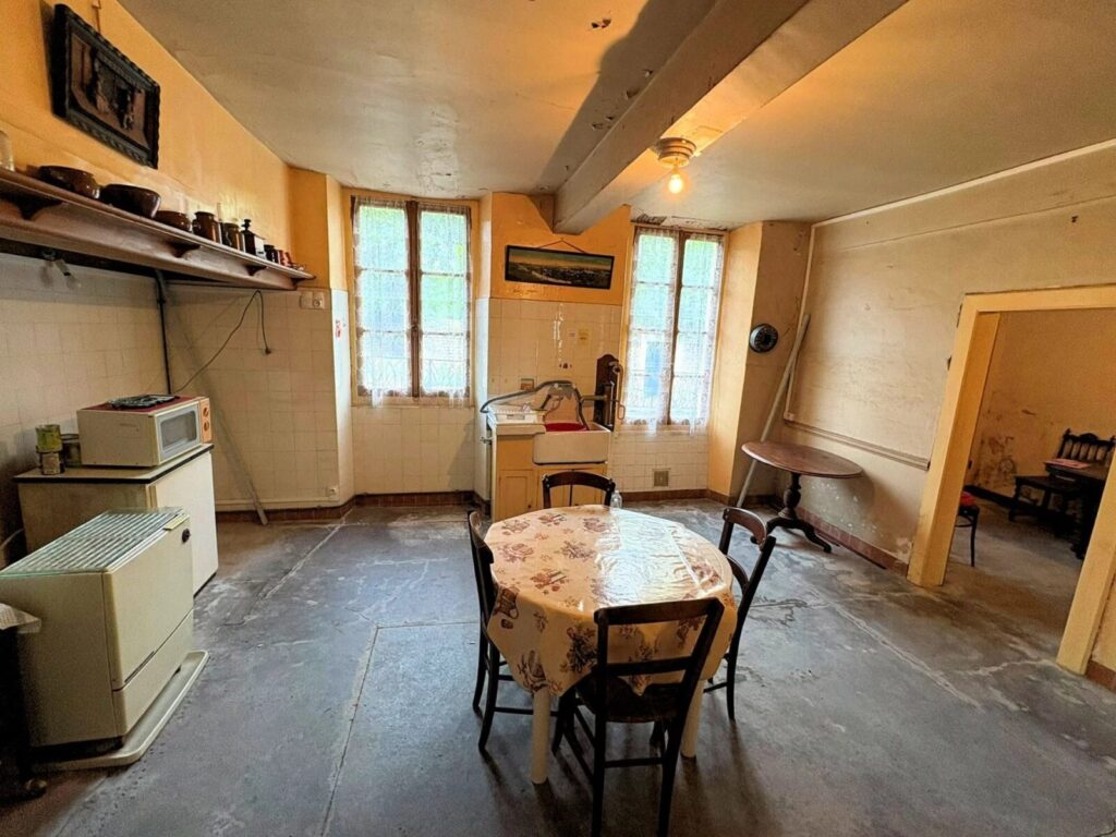 Grande maison de caractère/immeuble de rapport comprenant 7 chambres – Maison de caractère à Maubourguet