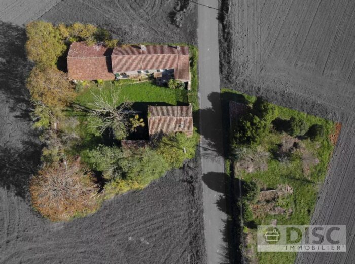 Charmante maison à rénover avec hangars, grange et jardin à 5 minutes… – Maison à rénover à Saint-Antonin-Noble-Val