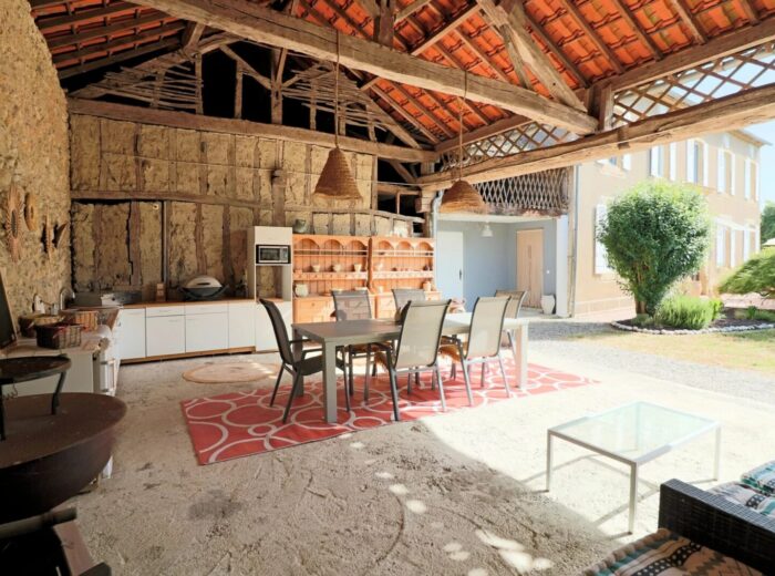 Maison de caractère rénovée, comprenant 3 chambres, avec piscine… – Maison de caractère à Marciac