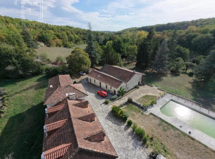 Propriété isolée sur 88 ha et étang – Domaine et propriété à Brantôme en Périgord