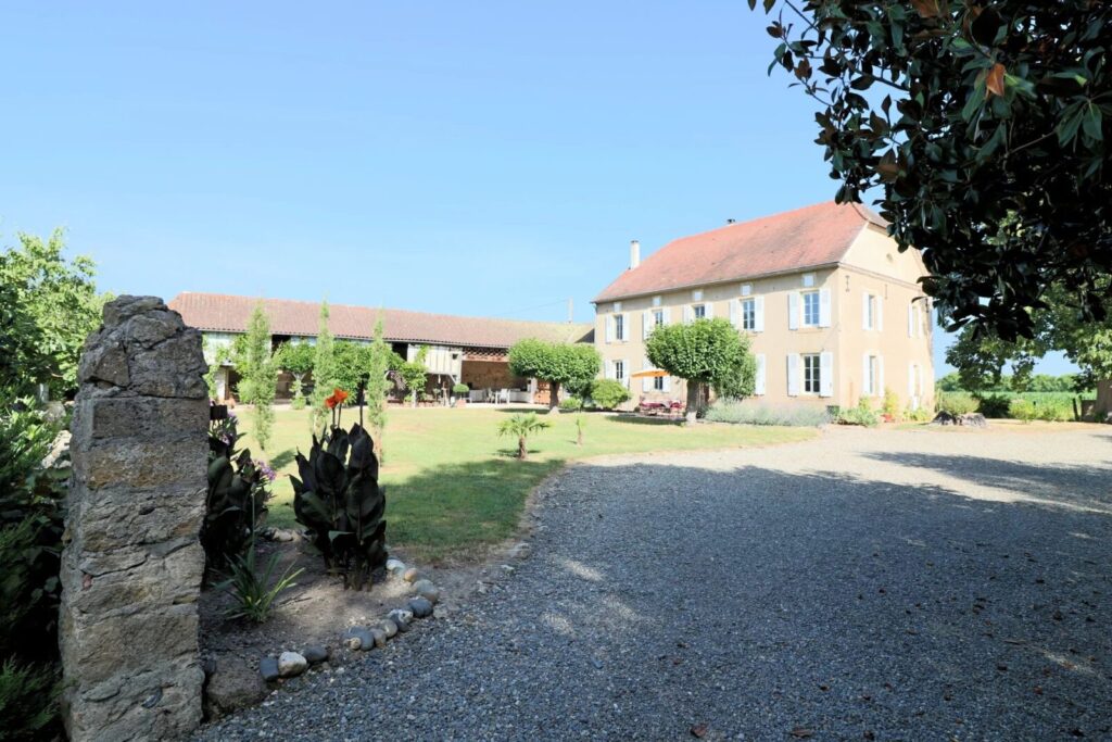 Maison de caractère rénovée, comprenant 3 chambres, avec piscine… – Maison de caractère à Marciac