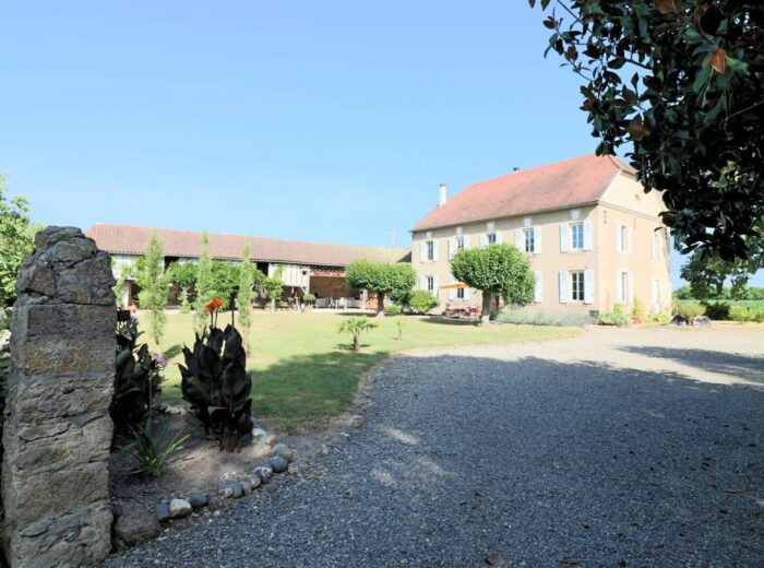 Maison de caractère rénovée, comprenant 3 chambres, avec piscine… – Maison de caractère à Marciac