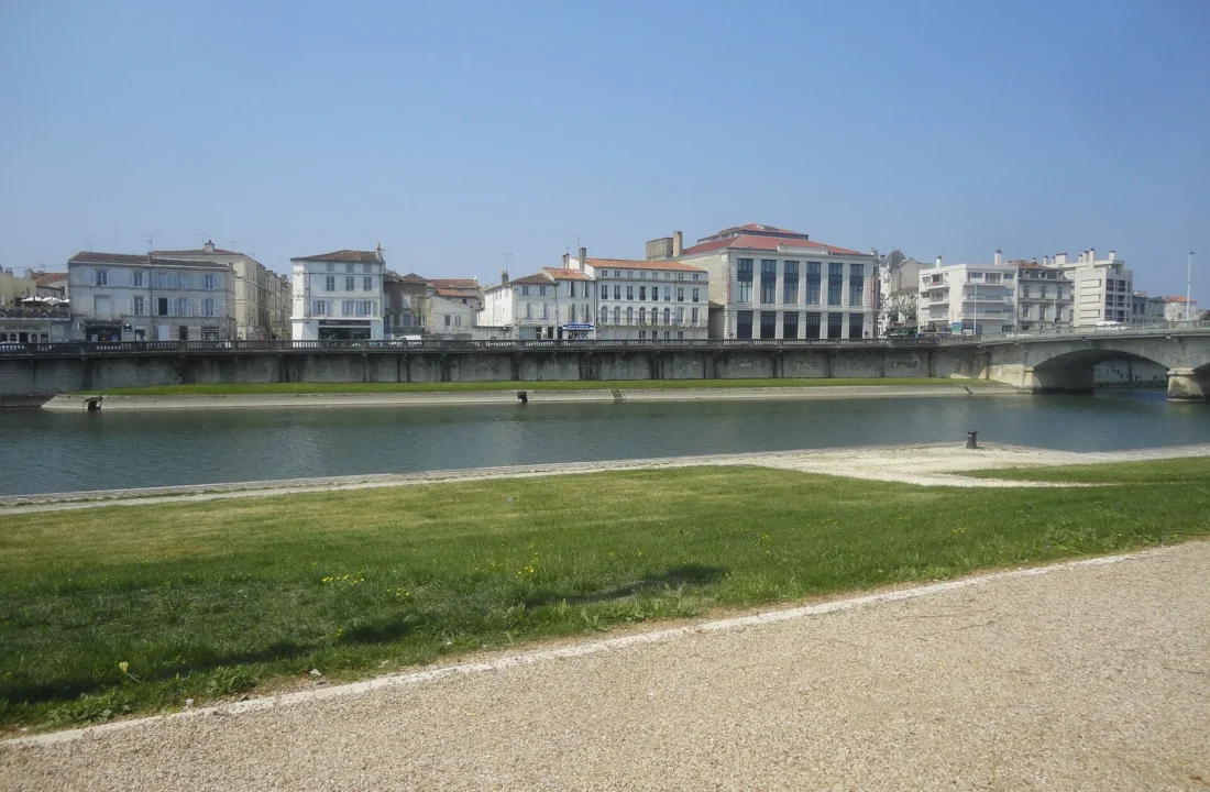 Les quais de la Charente à Saintes.