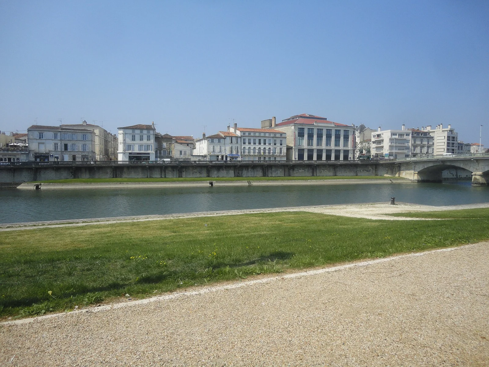 Les quais de la Charente à Saintes.