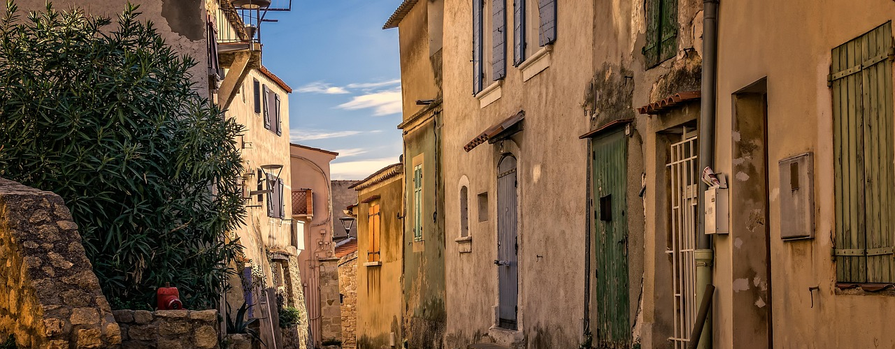 alley-2995354_1280